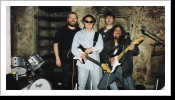 Der Zug kommt trotzdem ins rollen. Sleeper Naggo ist der erste Schlagzeuger von Bloody Onion. Lightning Junior Gitarre, Standing Still Rieger Bass und Mad Man Colli Der Zug kommt trotzdem ins rollen. Sleeper Naggo ist der erste Schlagzeuger von Bloody Onion. Lightning Junior Gitarre, Standing Still Rieger Bass und Mad Man Colli